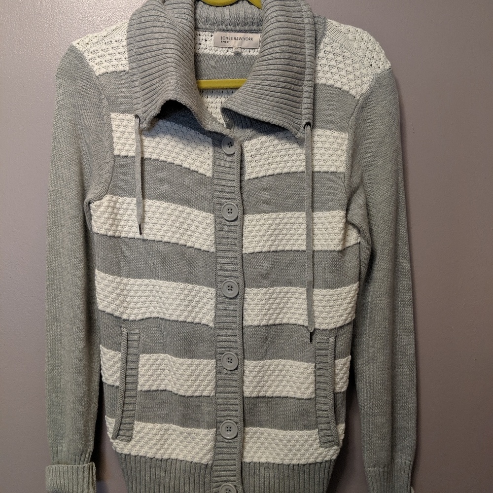 📣 Sale! Gray and white button down cardigan